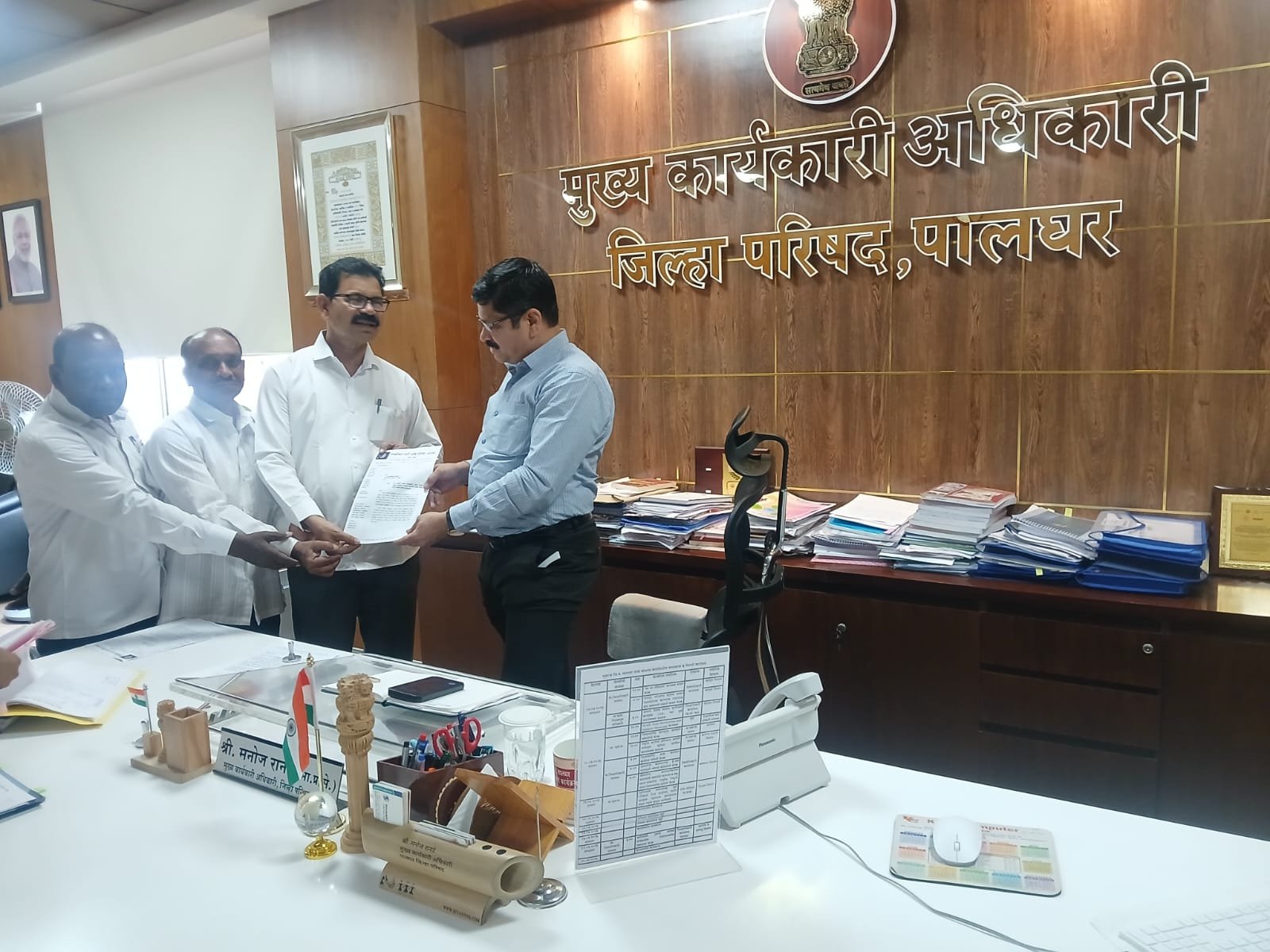 पेसा क्षेत्रातील कंत्राटी शिक्षकांना 'शिक्षण सेवक' म्हणून नियुक्ती द्या; रिपाई (आठवले) गटाचे पालघर प्रशासनाला साकडे 1
