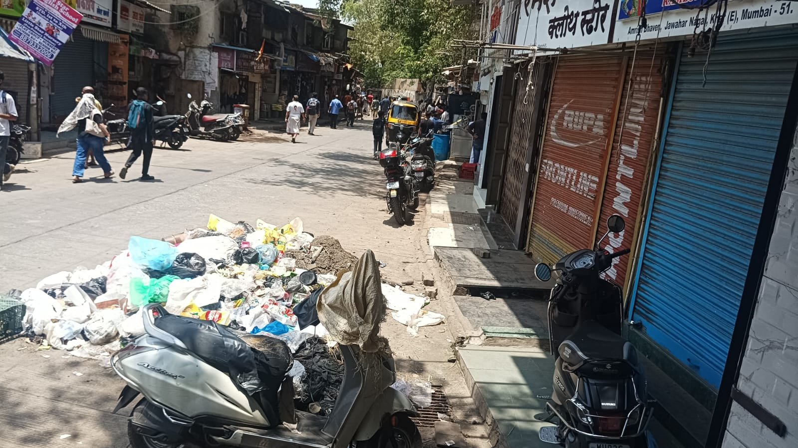 मुंबई महानगरपालिकेचा आणखी एक संतापजनक कारभार उघड; खार (पूर्व) वॉर्ड-९४ मध्ये ‘गटर सफाई’च्या नावाखाली भ्रष्टाचाराचा दुर्गंध! चार दिवसांपासून रस्त्यावर सडणारा गाळ; नागरिकांच्या जीवाशी खेळ, प्रशासन मात्र गाढ झोपेत 1