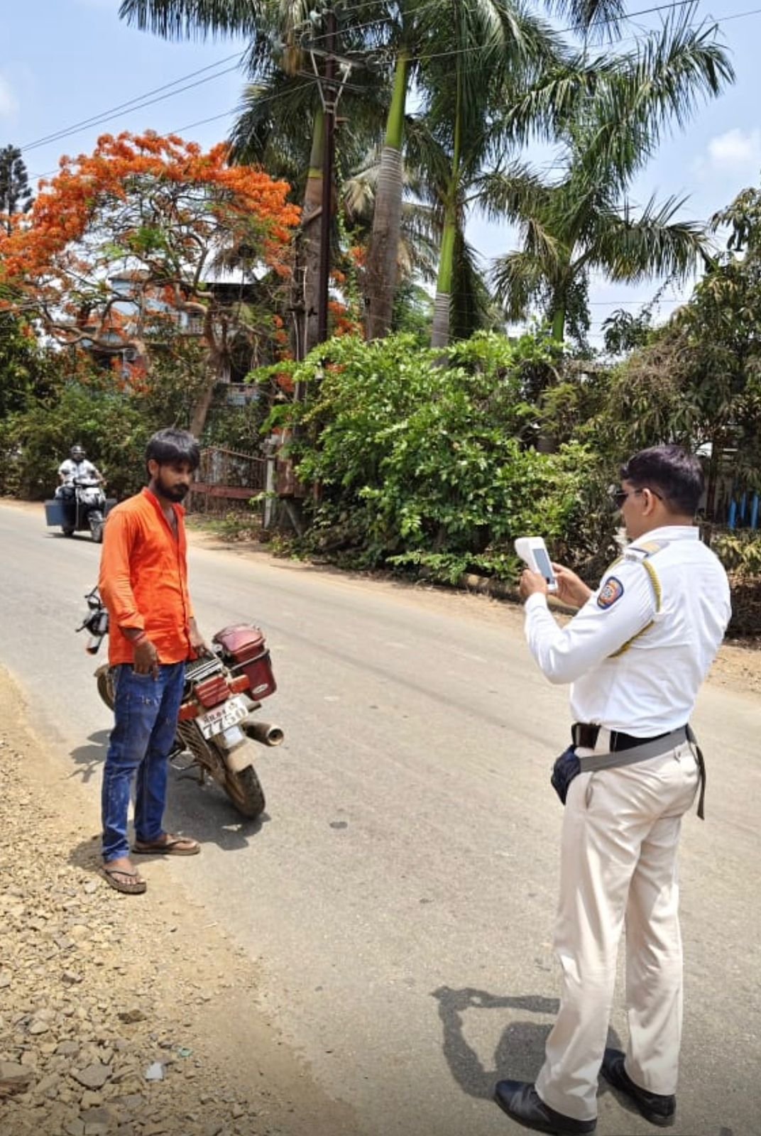 रिल्सच्या नादात जीवाशी खेळ! धावत्या ट्रकला लटकून स्टंट करणाऱ्या तरुणावर पालघर पोलिसांची धडक कारवाई 1