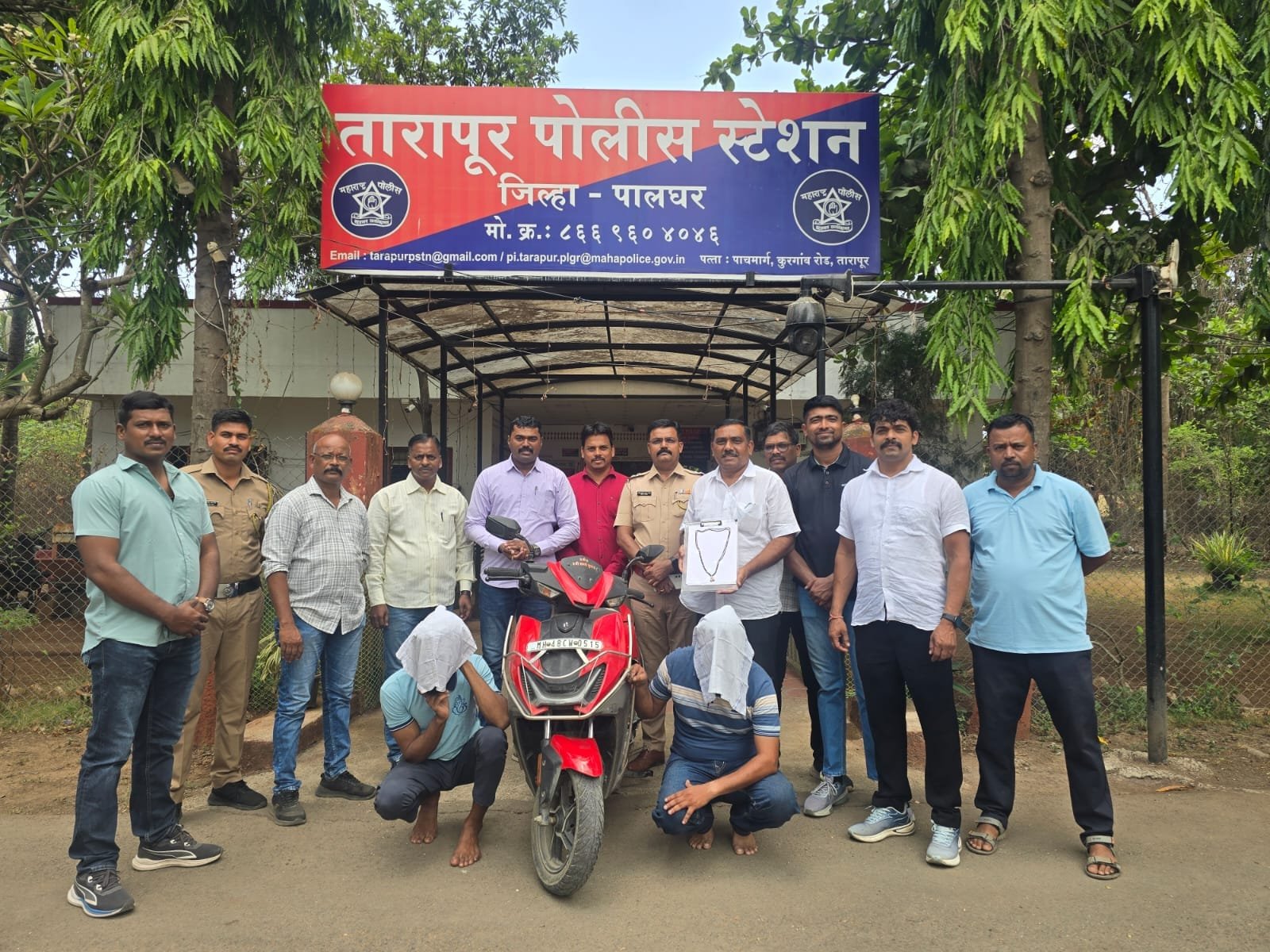 पालघर पोलिसांची धडाकेबाज कामगिरी! तारापूर येथील जबरी चोरीचा गुन्हा अवघ्या २४ तासांत उघड; दोन आरोपी जेरबंद, सोन्याचे मंगळसूत्र व दुचाकी जप्त 1