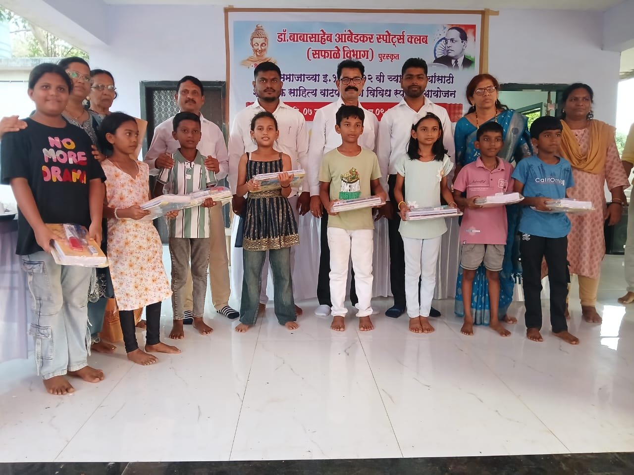 दिवंगत रविंद्र रोहिदास राऊत यांच्या पुण्यस्मरणार्थ गरजू विद्यार्थ्यांना शैक्षणिक साहित्य वाटप; गुणवंत विद्यार्थ्यांचा गौरव 1