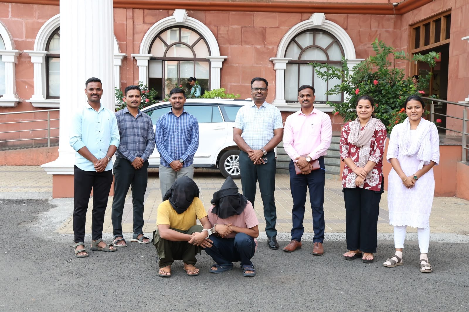 पालघर पोलिसांची मोठी कामगिरी! जिल्हाधिकाऱ्यांच्या नावाने बनावट व्हॉट्सॲप अकाऊंट तयार करून फसवणूक करणारी टोळी जेरबंद; झारखंडमधून दोन आरोपींना अटक, १०० टक्के रक्कम हस्तगत 1