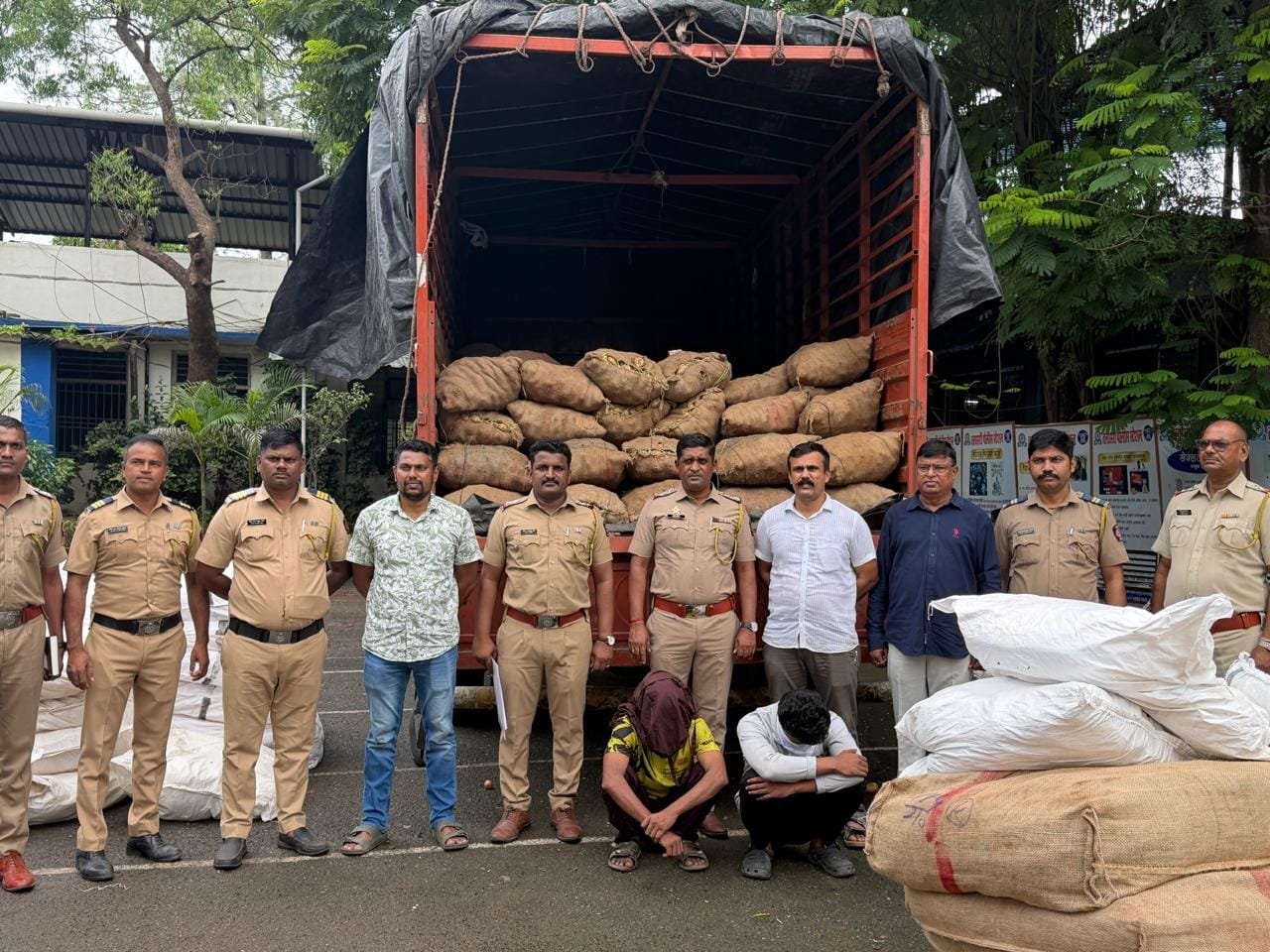 बटाट्याच्या गोण्यांच्या आड लपवून गुटख्याची तस्करी; तलासरी पोलिसांची धडक कारवाईगुजरातमधून मुंबईकडे जाणारा ४७.९३ लाखांचा मुद्देमाल जप्त; दोघांना अटक 1
